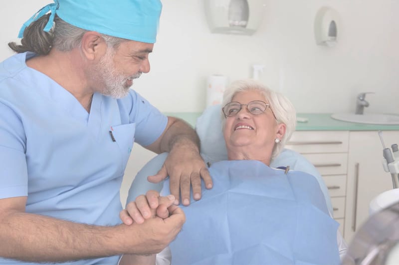 Dr. Yildizoglu me një paciente në klinikën Dentalia në Tiranë