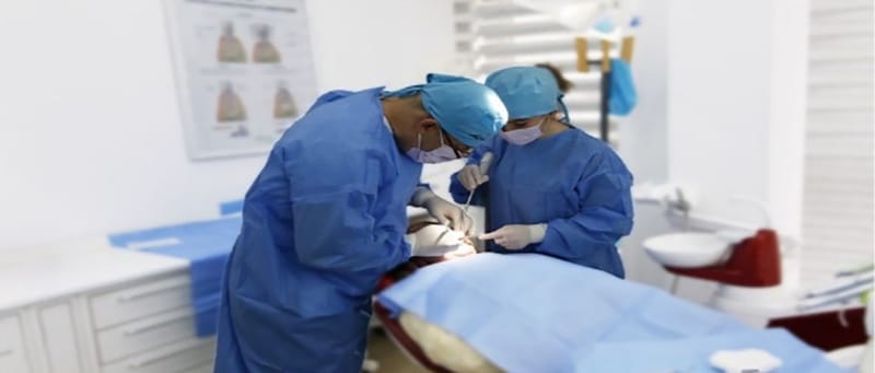 Ndërhyrje implantologjike në sallën kirurgjikale të Dentalia-s në Tiranë